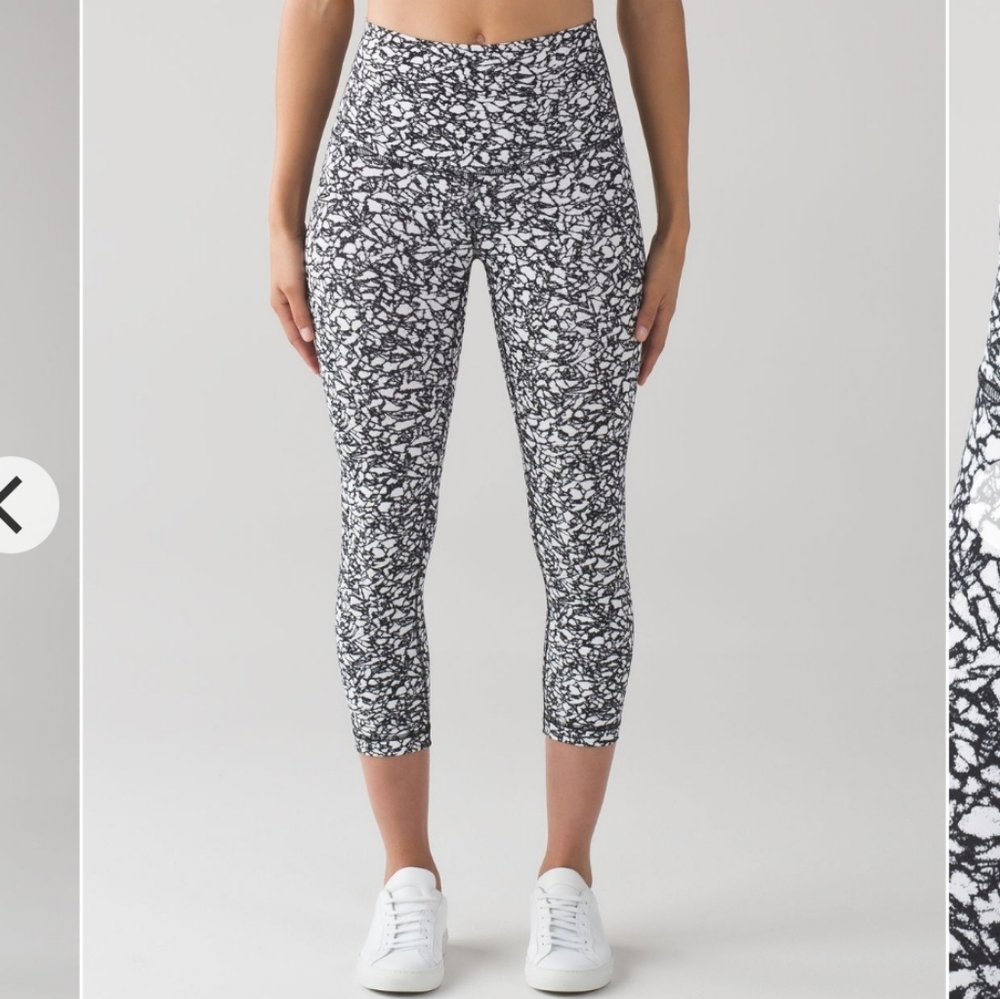 Lululemon Hi-Rise Wunder Under Crop 21' in white/black Ice Breaker. Size 4